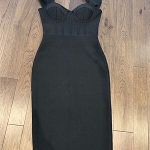 Emprada Body con corset Chic Black Midi Dress